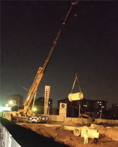 岫岩“弯臂矫正”—— 吊车的 “形变补偿” 技术