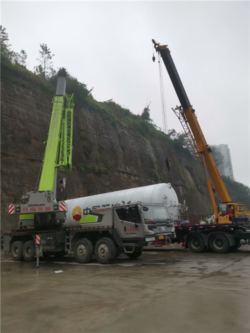 岫岩“不怕风雨冻”—— 吊车的 “恶劣环境适应” 技术